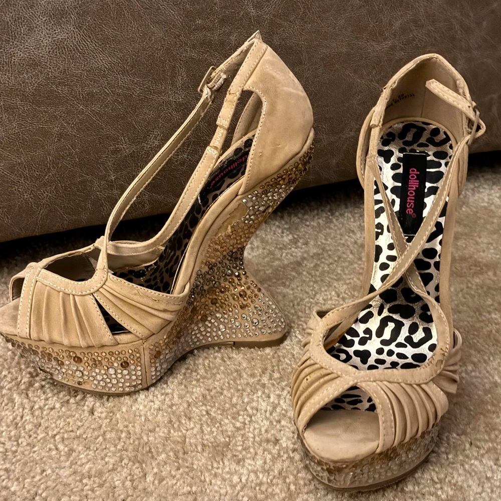 Dollhouse wedge shoe, cute…high fashion, neutral color.  Women’s Size 7.